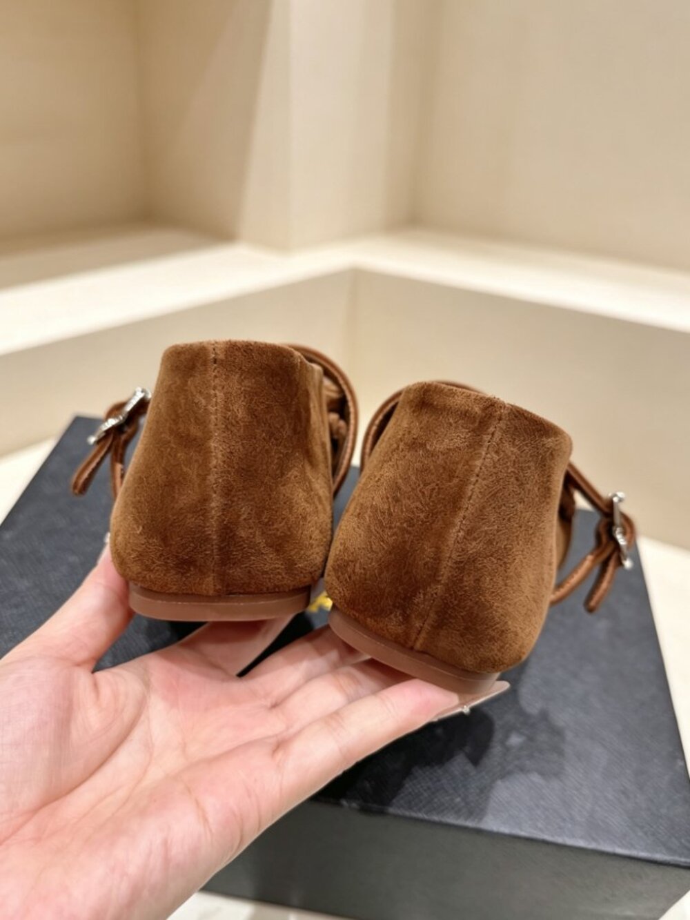 ALAÏA Bow-Detailed Suede Mary Jane Flats - Picture 4 of 6